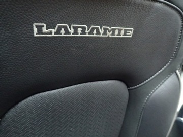 RAM 1500 V 19R< СИДЕНЬЯ, СИДЕНЬЯ, КОЖАНЫЕ СТОРОНЫ