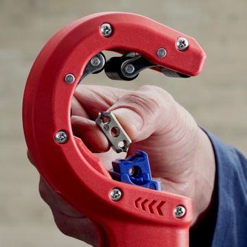 Нож для пластиковых дренажных труб Knipex DP50 90 23 01 BK