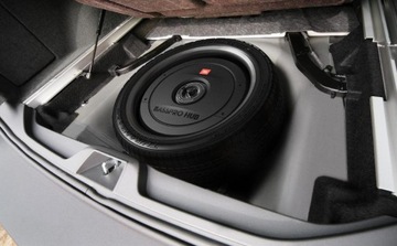 Басовый динамик JBL BassPro Hub с усилителем в запаске Зелёна-Гура