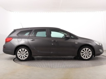 Opel Astra J Sports Tourer 1.4 Twinport ECOTEC 100KM 2011 Opel Astra 1.4 16V, Klima, Tempomat, Parktronic, zdjęcie 5