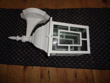 Белый настенный светильник