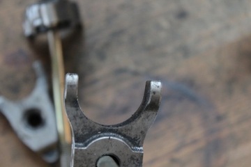 КРЕПЛЕНИЕ РУЧКИ ИНЖЕКЦИОННОГО СТЕКЛА RAV 4 II 2.0 D4D