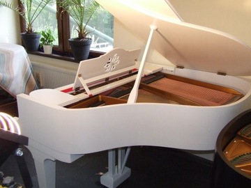 Fortepian Grotrian Steinweg 140 cm, biały