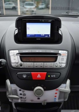 Toyota Aygo I Hatchback 5d Facelifting 1.0 VVT-i 68KM 2013 Toyota Aygo Klimatyzacja Nawigacja TOM TOM Elektryczne Szyby Benzyna 68KM, zdjęcie 23