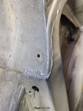 Ремонт отверстия под клипсу ветровика BMW