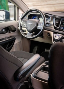 Chrysler Pacifica II 3.6 V6 291KM 2021 Chrysler Pacifica Chrysler Pacifica 3.6 V6 291KM 7-osobowy 3.6 Benzyna, zdjęcie 14