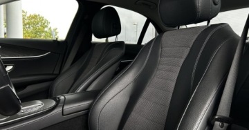 Mercedes Klasa E W213 Limuzyna 2.0 220d 194KM 2020 Mercedes-Benz Klasa E E220 4matic Od dealera Kamera cofania LED Martwe Pole, zdjęcie 9