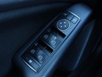 Mercedes Klasa A W176 Hatchback 5d Facelifting 180 122KM 2015 Mercedes A A 180, Serwis ASO, Klima, Klimatronic, zdjęcie 17