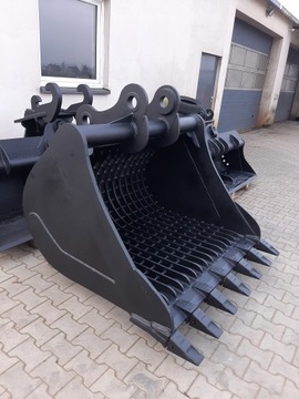 Просеивая ложку, приминая ажурную ложку.