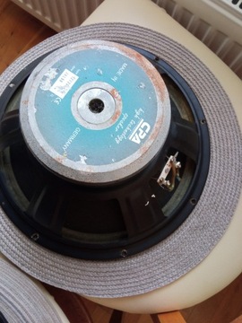 Два динамика диаметром 30 см.