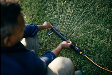 FISKARS XSERIES Качающийся садовый разбрызгиватель для полива продолговатой формы L 340м2