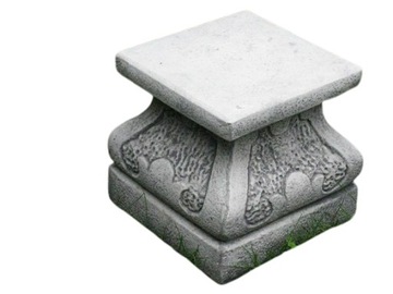 Postument figura betonowa ogrodowa