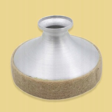 Пластиковый глушитель для саксофона.