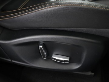 Jaguar F-Pace SUV 2.0 i4D 180KM 2018 Jaguar F-PACE 20d Automat AWD Prestige Navi, zdjęcie 37