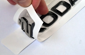 Эмблема с шаблоном, значком, логотипом и надписью SKODA сзади, черный глянцевый