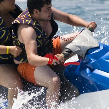 МНОГОФУНКЦИОНАЛЬНАЯ ЛОДКА ДЛЯ БАССЕЙНА С НАРУЧНЫМИ РЕМНЯМИ