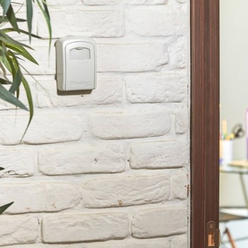 Белый ключник с кодовым замком Masterlock 5401 EURD