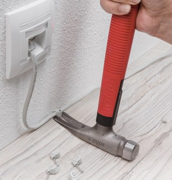 МОЛОТОК ДЛЯ ЭЛЕКТРИКОВ С НАКОНЕЧНИКОМ 300 G WIHA 42071 ДЛЯ ПЛОСКИХ ЗУБЕЙ Планки