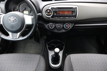 Toyota Yaris III Hatchback 5d 1.0 VVT-i 69KM 2013 Toyota Yaris 1.0 VVT-i, Salon Polska, Klima, zdjęcie 11
