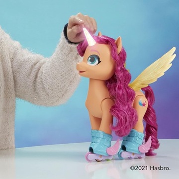MY LITTLE PONY ПОЕТ СОЛНЕЧНО КАТАЕТ НА РОЛИКАХ И ПОЕТ ПЕСНИ HASBRO