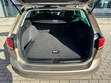Volkswagen Passat B8 Variant 2.0 TDI BlueMotion SCR 150KM 2016 Volkswagen Passat Variant Łopatki Grzany fotel, zdjęcie 30