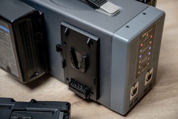 NEWELL BP-4CHT ЧЕТЫРЕХКАНАЛЬНОЕ ЗАРЯДНОЕ УСТРОЙСТВО V-MOUNT