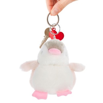 Плюшевый брелок с куклой-пингвином и стильной подвесной сумкой.