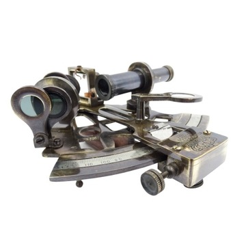 Секстан латунный в кожаной коробке.