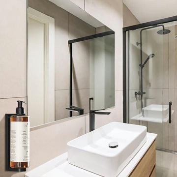 Настенный держатель для бутылок из черного пластика.