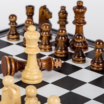 Ретро деревянные шахматные фигуры, путешествия и хранение
