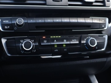 BMW Seria 1 F20-F21 Hatchback 5d Facelifting 2015 118d 150KM 2017 BMW 1 118d, Automat, Navi, Klima, Klimatronic, zdjęcie 16