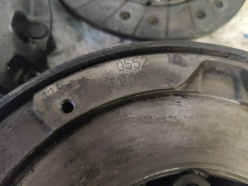 BMW 3 E90 2.0D N47D20 KOLO DVOUHMOTNÉ 415055210 KOTOUČ PŘÍTLAČÁK