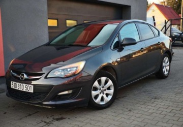 Opel Astra J Sedan 1.4 Twinport ECOTEC 100KM 2014 Opel Astra Opel Astra 1.4 Active 1.4 Benzyna 100KM