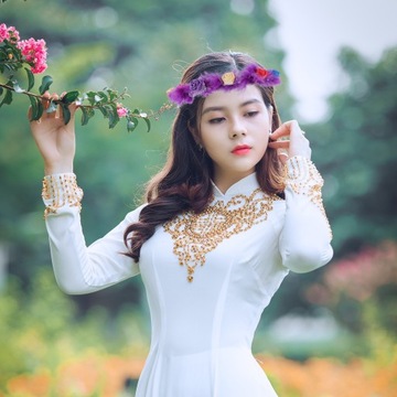 Светящийся ободок в виде светодиодной гирлянды.