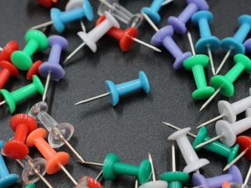 ШПИЛЬКИ ДЛЯ ПРОБКОВЫХ ДОСОК, ЦВЕТНЫЕ x 40