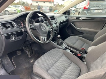 Volkswagen Jetta VI Sedan 1.2 TSI 105KM 2011 Volkswagen Jetta 1.2 TSI BlueMotion Technology Trendline 105KM 2011r, zdjęcie 13
