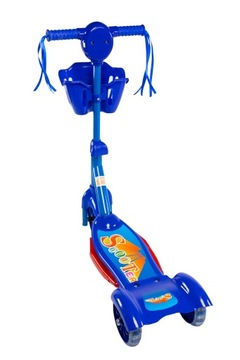 СИНИЙ ТРЕХКОЛЕСНЫЙ САМОКАТ ДЛЯ РЕБЕНКА, МАЛЬЧИКА, ИГРАЮЩЕГО В КАДРАТ