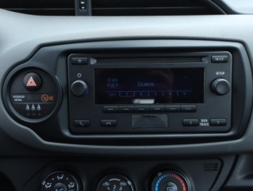 Toyota Yaris III Hatchback 5d Facelifting 2017 1.5 Dual VVT-iE 111KM 2020 Toyota Yaris 1.5 Dual VVT-i, Salon Polska, Klima, zdjęcie 11