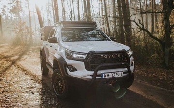 Toyota Hilux VIII Podwójna kabina Facelifting 2024 2.8 D-4D 204KM 2025 Toyota Hilux Zawieszenie Old Man Emu Wyciagarka Warn Oswietlenie Lazer N, zdjęcie 3