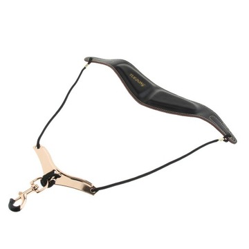 Регулируемый кожаный плечевой ремень.