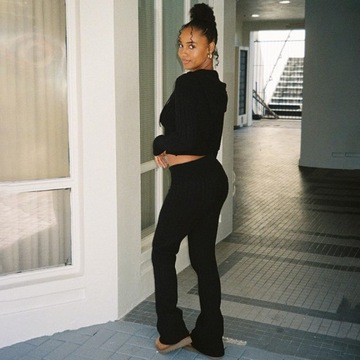 Женский свитер с длинными рукавами и капюшоном