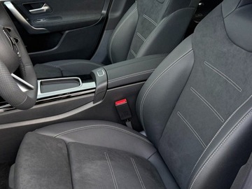 Mercedes CLA C118/X118 Coupe Facelifting 1.3 200 163KM 2025 MERCEDES-BENZ CLA 200 AMG Line Sedan 1.3 (163KM) 2025, zdjęcie 2