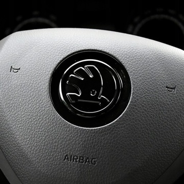 Эмблема-логотип на руле Skoda.