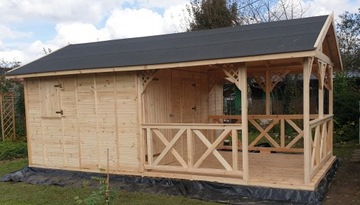 Деревянный летний домик с садовой беседкой