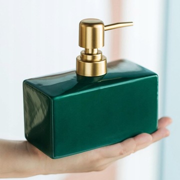 Керамическая бутылка емкостью 400 мл с дозатором мыла.