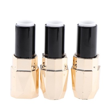 Zestaw 3 pustych tubek po balsamie do ust w kolorze czarnym, wykonanym samodzielnie