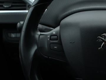 Peugeot 2008 I SUV Facelifting 1.2 PureTech 130KM 2018 Peugeot 2008 1.2 PureTech, Salon Polska, zdjęcie 17