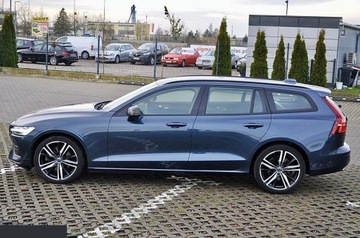 Volvo V60 II  2021 Volvo V60 B3 B Geartronic Momentum Pro 163KM 2021r, zdjęcie 4