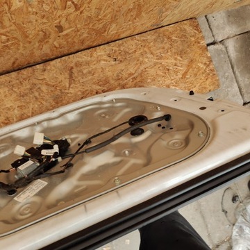 DVEŘE LEVÝ PŘEDNÍ KIA VENGA