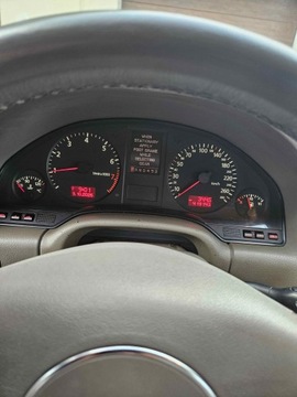 Audi A8 D2 Sedan 4.2 40V quattro 310KM 2000 Bordowe AUDI 4.2 quattro alcantara jasne wnętrze, zdjęcie 8